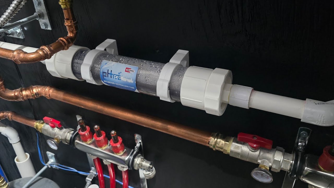 Porównanie dwóch modeli pieców De Dietrich obok siebie na neutralnym tle