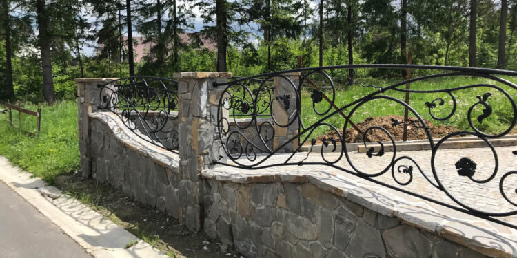 ogrodzenie kute z motywem roślinnym