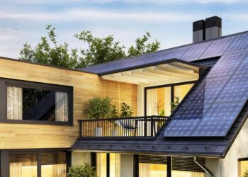 instalacja fotowoltaiczna podczas budowy domu