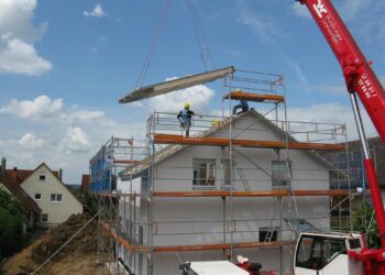 żuraw na budowie domu