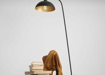 piękna lampa na biurkoi