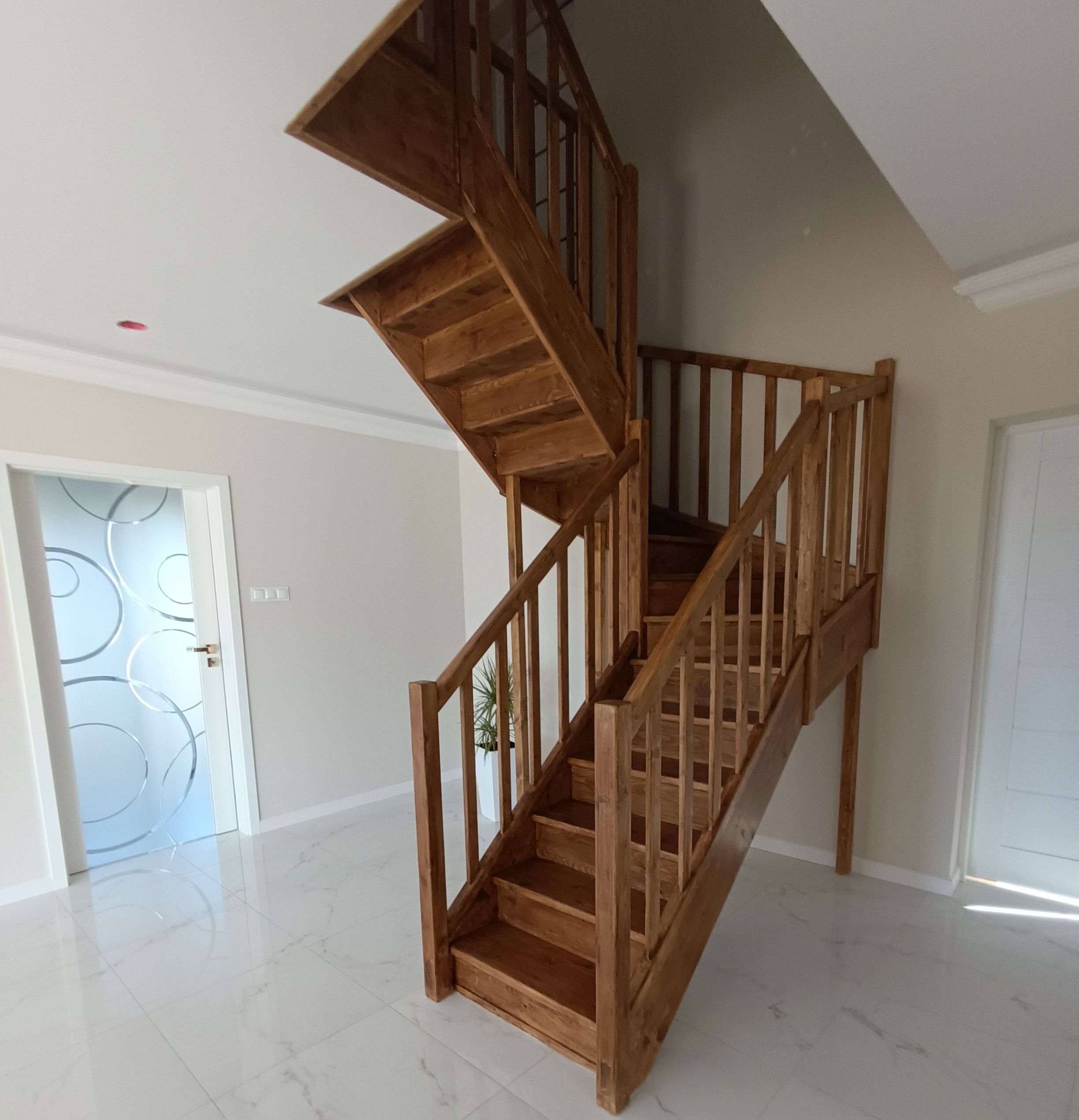 Gotowe schody drewniane do samodzielnego montażu Sowosz