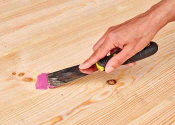 Ubytki-w-parkiecie-uzupelnij-kitem-drewnianym_1