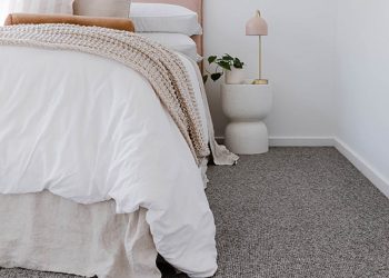 Miękka i przytulna wykładzina dywanowa zapewnia komfort i ciepło w sypialni