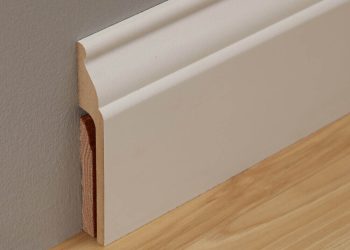 Dekoracyjny element wykończeniowy, montowany przy podłodze, maskujący łączenie ściany z podłogą