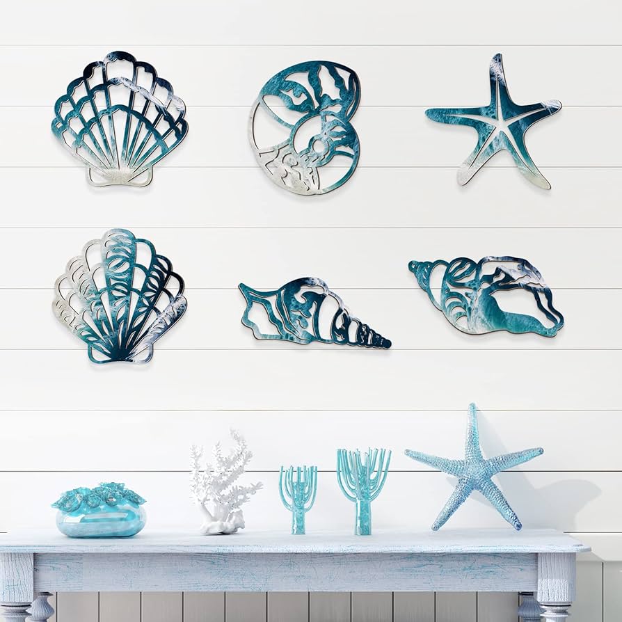 Muszelki na lustrze tworzą klimat morskiej łazienki