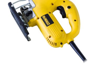 Poręczne narzędzie zasilane baterią, służące do precyzyjnego dozowania silikonu podczas prac remontowych