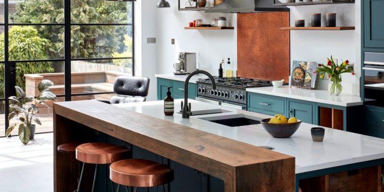 Przestronna kuchnia z jasnym barkiem śniadaniowym tworzy idealne miejsce do porannych spotkań