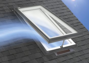 Sterowane pilotem okna dachowe zapewniają wygodną kontrolę nawiewu i oświetlenia poddasza