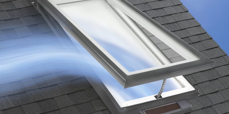 Sterowane pilotem okna dachowe zapewniają wygodną kontrolę nawiewu i oświetlenia poddasza