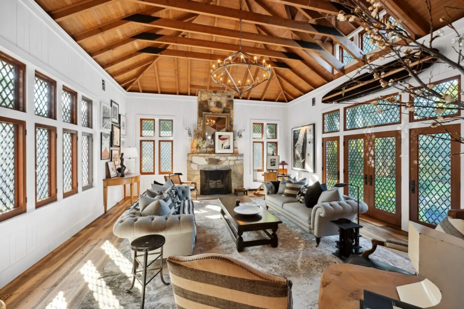 przestronny salon z wyraźnym podziałem funkcjonalnym stref