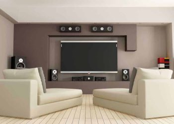 Nowoczesne kino domowe wymaga precyzyjnego rozmieszczenia głośników oraz odpowiedniego okablowania w pomieszczeniu