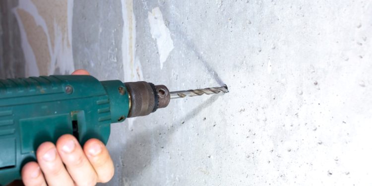 Młotowiertarka skutecznie kruszy beton i wierci otwory w twardych powierzchniach budowlanych
