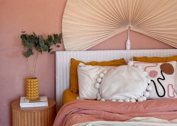 Naturalna glina na ścianach sypialni reguluje wilgotność i pochłania szkodliwe substancje z powietrza