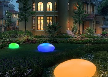 Energooszczędne lampy solarne dyskretnie rozświetlają ogrodowe ścieżki i tarasowe zakamarki po zmroku
