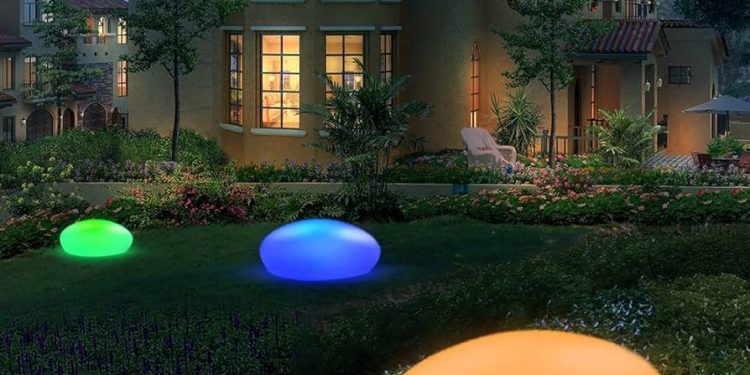 Energooszczędne lampy solarne dyskretnie rozświetlają ogrodowe ścieżki i tarasowe zakamarki po zmroku