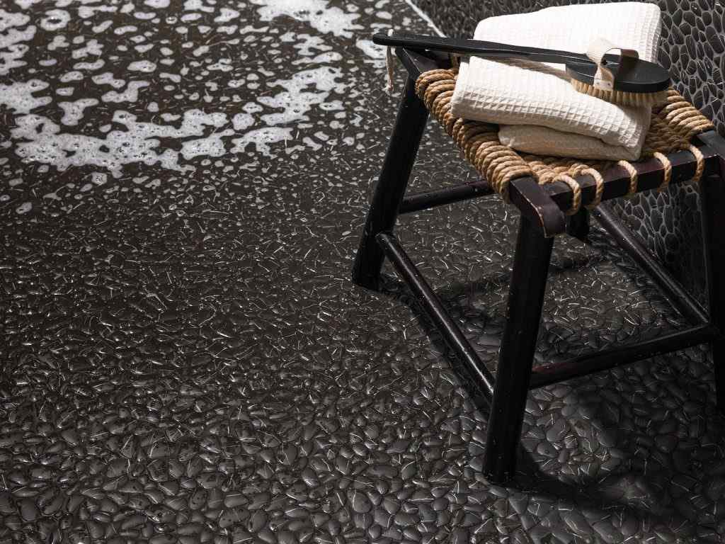 mozaika ze szkła efektownie zdobi ściany nowoczesnej kabiny prysznicowej błyszcząca mozaika mieni się w strugach wody