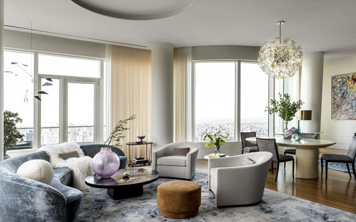 elegancka sypialnia glamour zachwyca kryształami, złotymi dodatkami i aksamitnymi tkaninami elegancka sypialnia z kryształowym żyrandolem i lustrami