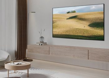 Nowoczesny telewizor Samsung harmonijnie wtapia się w jasną przestrzeń przytulnego salonu