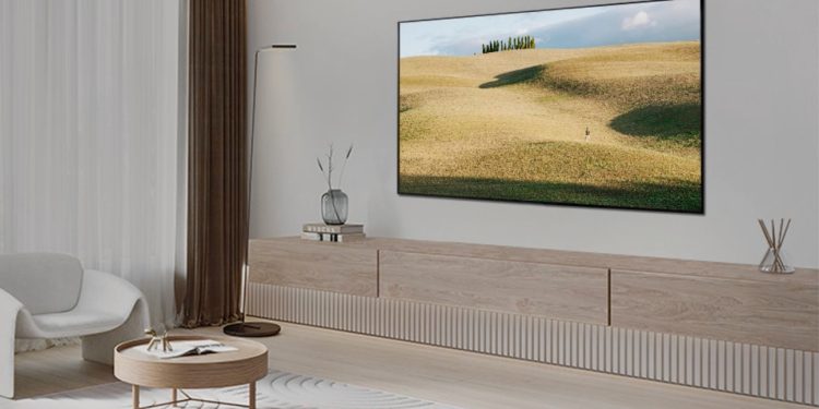Nowoczesny telewizor Samsung harmonijnie wtapia się w jasną przestrzeń przytulnego salonu
