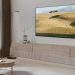Nowoczesny telewizor Samsung harmonijnie wtapia się w jasną przestrzeń przytulnego salonu