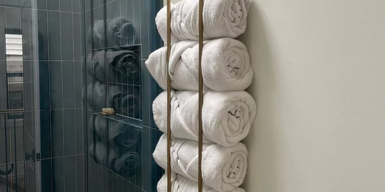 Ręczniki najlepiej przechowywać złożone na półkach lub zawieszone na wieszakach w przewiewnym miejscu