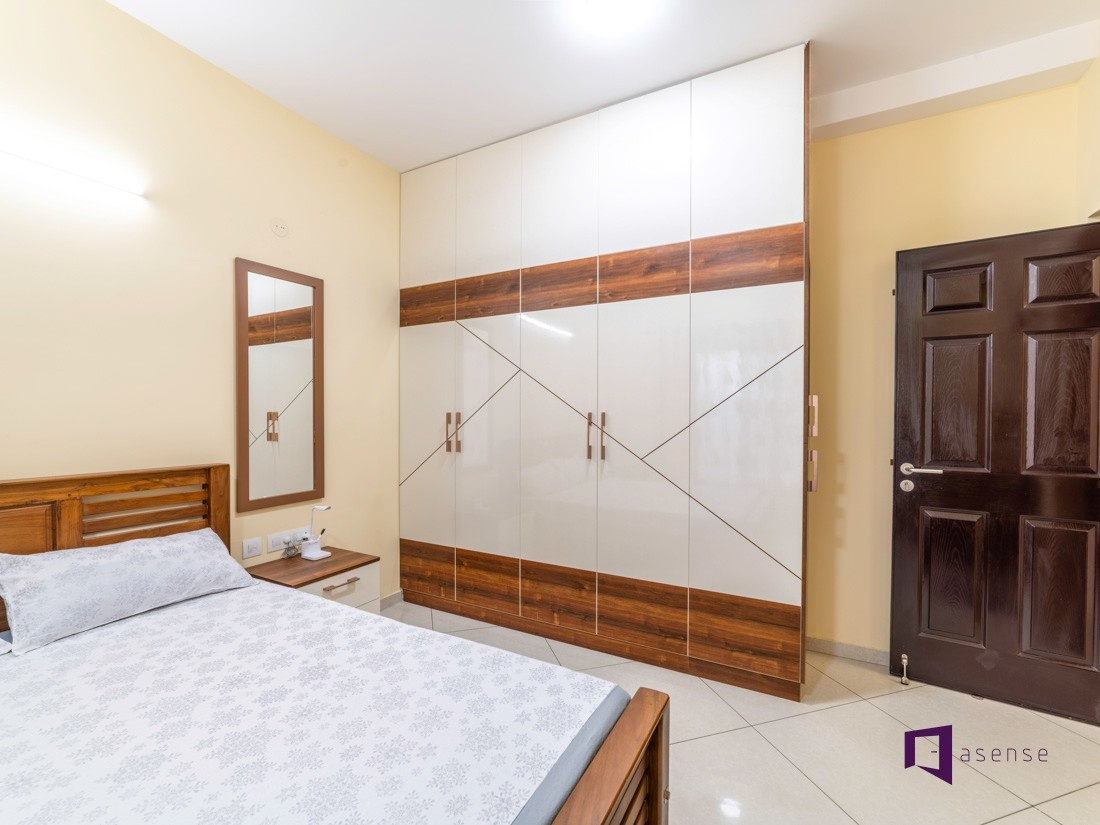 stara drewniana szafa pełna kolorowych ubrań