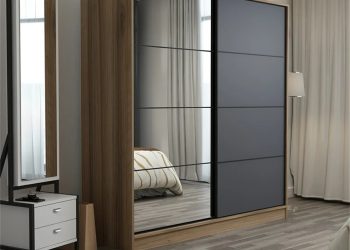 W drewnianej szafie cicho skrzypią drzwi, kiedy wiatr muska koronkowe firanki