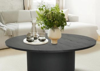 Stolik kawowy powinien pasować wymiarami i stylem do kanapy oraz pozostałych mebli wypoczynkowych