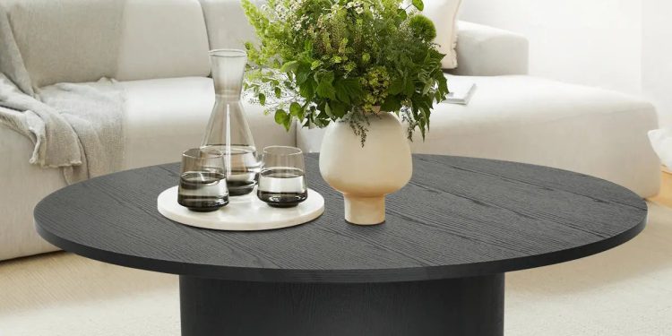 Stolik kawowy powinien pasować wymiarami i stylem do kanapy oraz pozostałych mebli wypoczynkowych