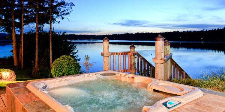 Zamontuj jacuzzi na stabilnym podłożu i podłącz instalację hydrauliczną oraz elektryczną