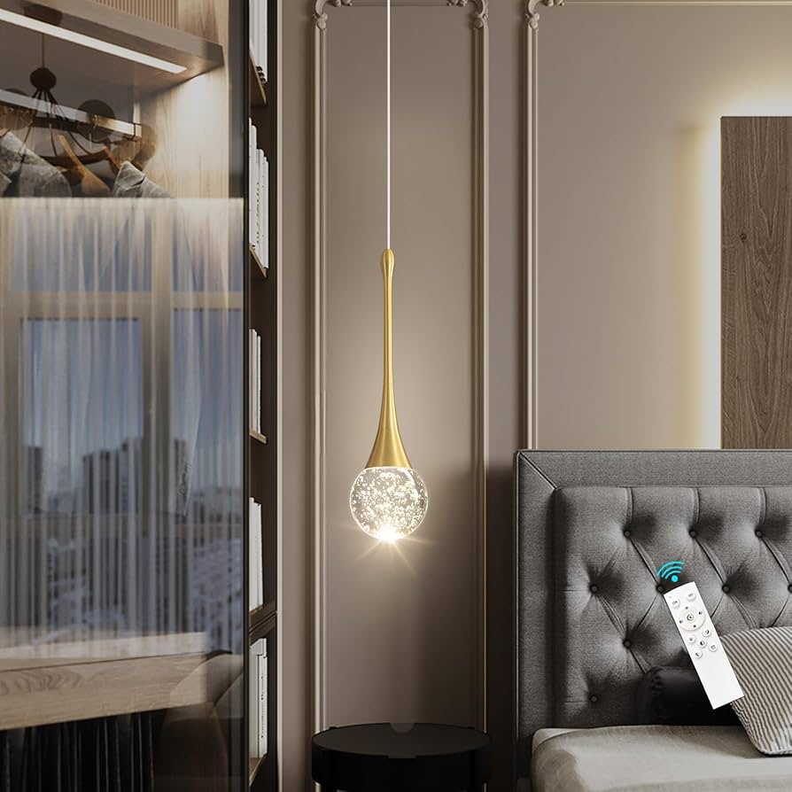 Elegancka sypialnia błyszczy kryształowymi żyrandolami i połyskuje aksamitnymi tkaninami w szarościach