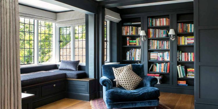 salon z domową biblioteką