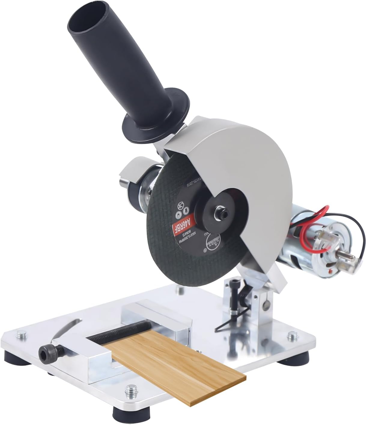 System odsysania pyłu w pile stołowej Piła stołowa z systemem odsysania pyłu podłączona do odkurzacza w warsztacie