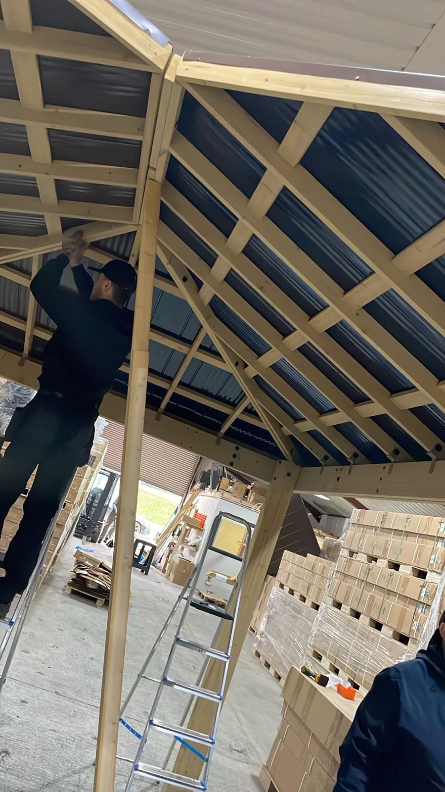 Kotwienie belek sufitowych do ścian nośnych Mocowanie metalowymi łącznikami końców drewnianych belek do muru ceglanego