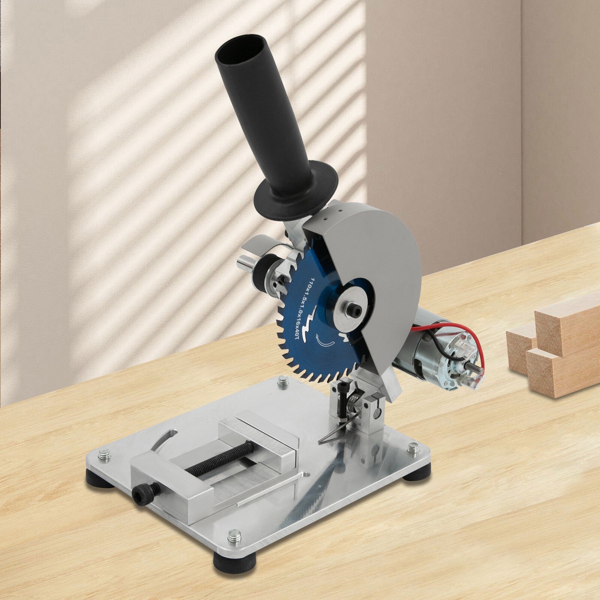 Wyniki precyzyjnego cięcia piłą stołową Gotowe równe deski po cięciu piłą stołową ułożone obok maszyny w garażu