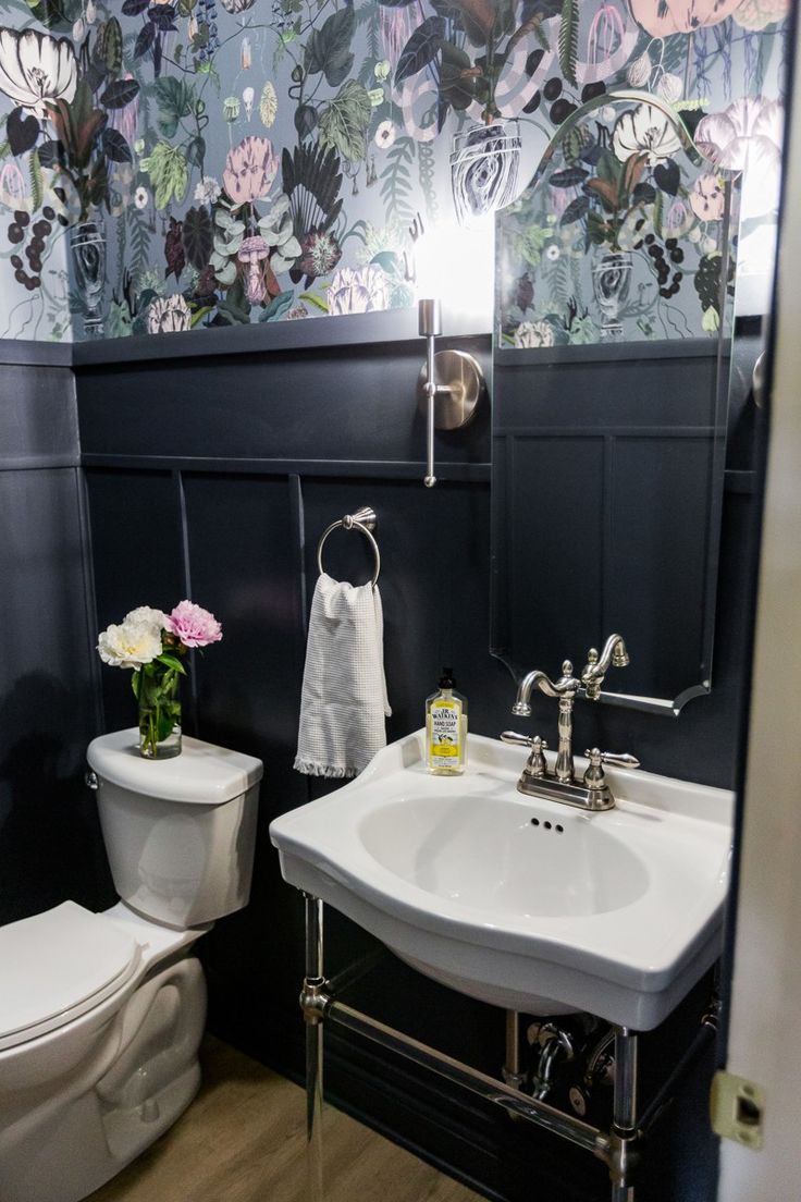 Tapeta samoprzylepna z motywem szarego marmuru na ścianie wilgotnej łazienki bez okna detale żyłkowania