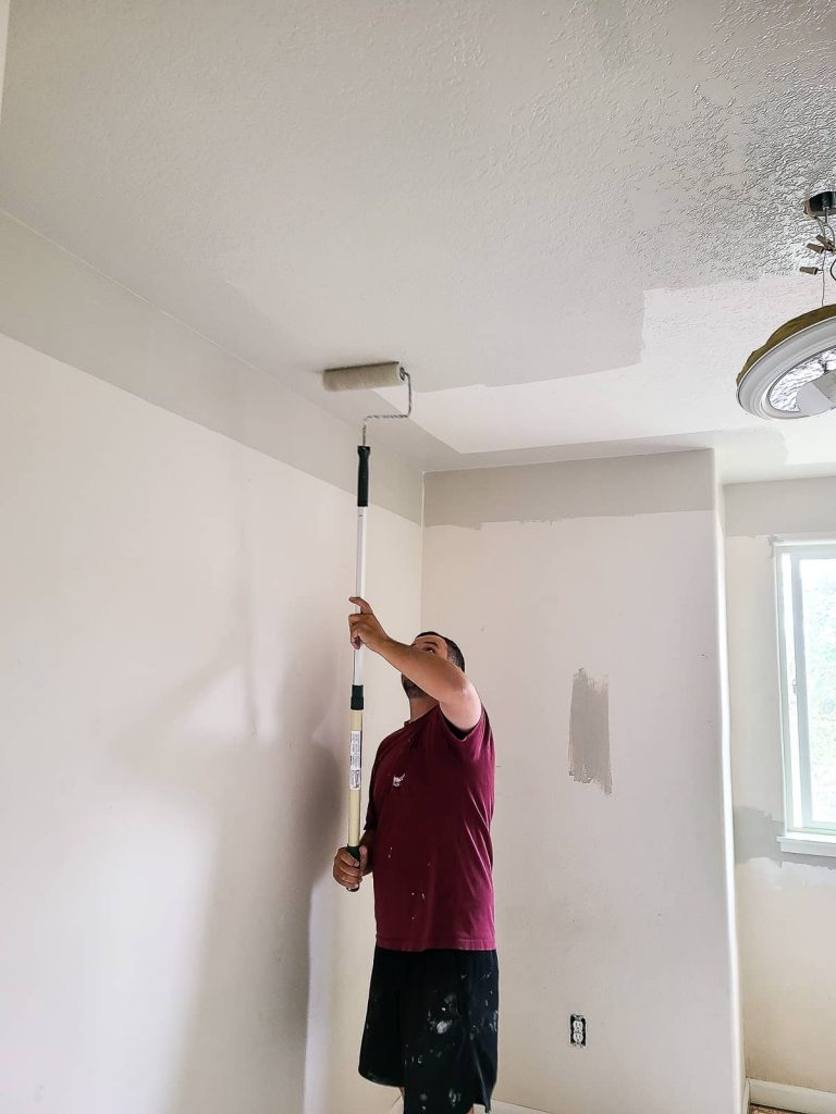 Paleta próbek farb glinkowych w odcieniach szarych beżów i zieleni na stole