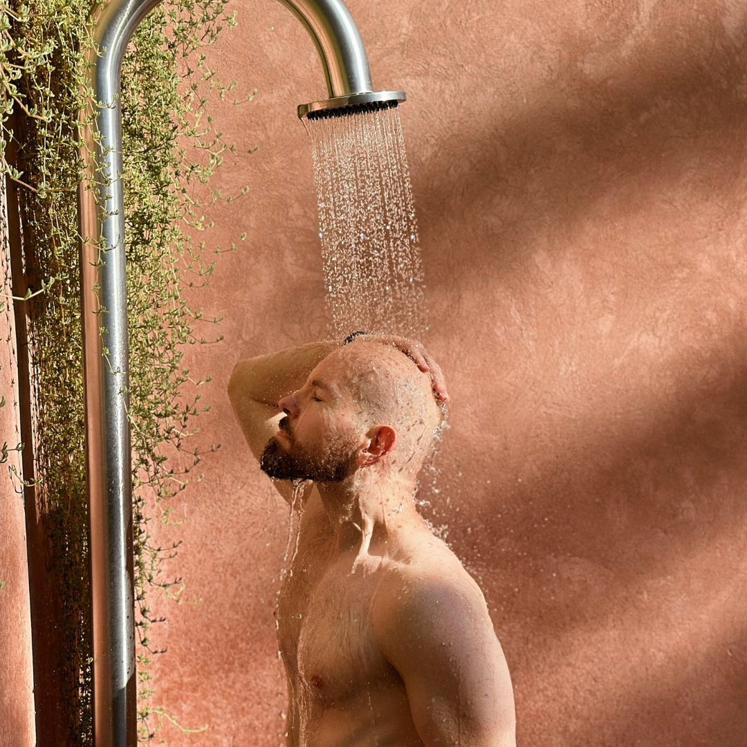 Krok po kroku montaż baterii na optymalnej wysokości Krok montażu baterii prysznicowej z miarką mierząca 120 cm od podłogi do zaworu