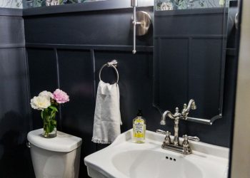 Nowoczesna łazienka bez okna z tapetą imitującą białe płytki ceramiczne wanna umywalka oświetlenie LED