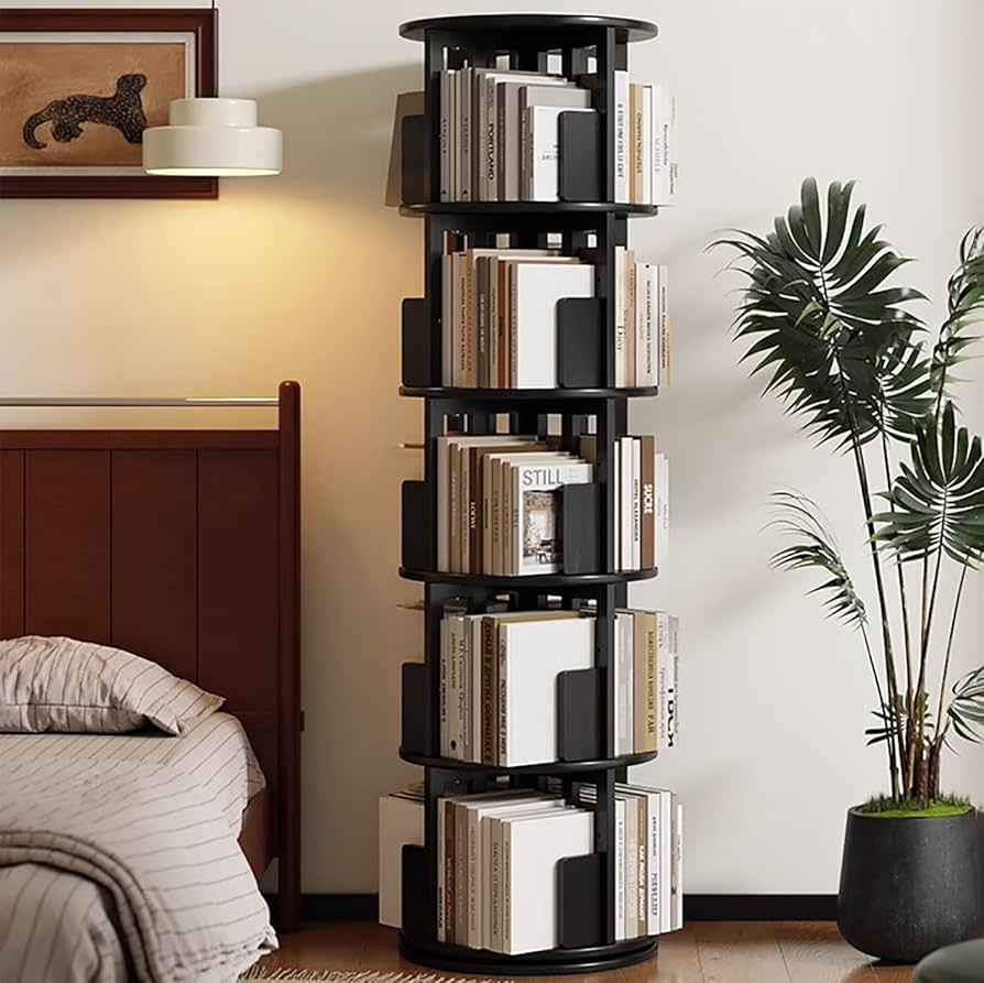 Użytkownik ręcznie obracający obrotowy regał z książkami w czytelni