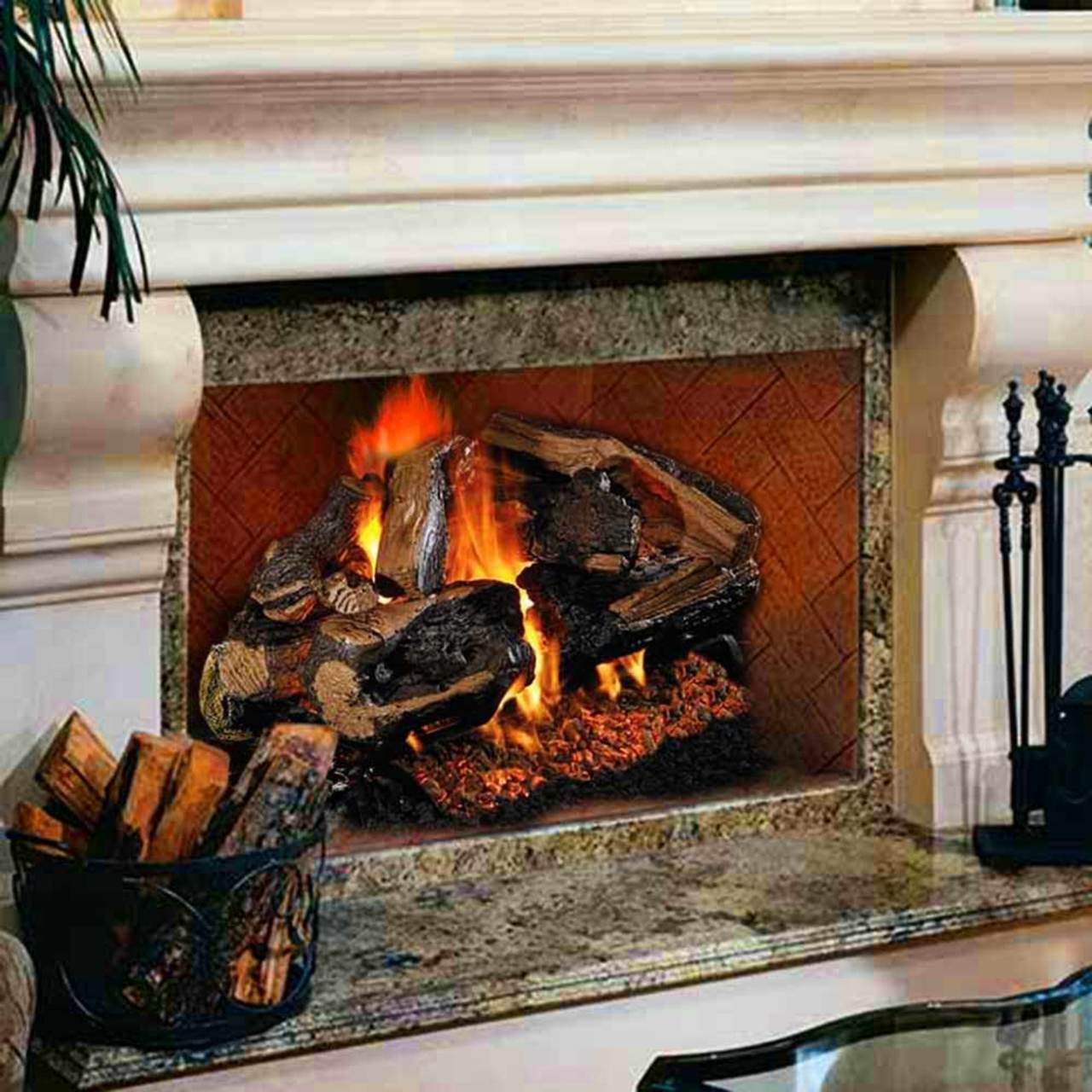 Czyszczenie szyberu szczypcami krok po kroku Ręka z szczypcami usuwająca resztki popiołu z krawędzi szyberu