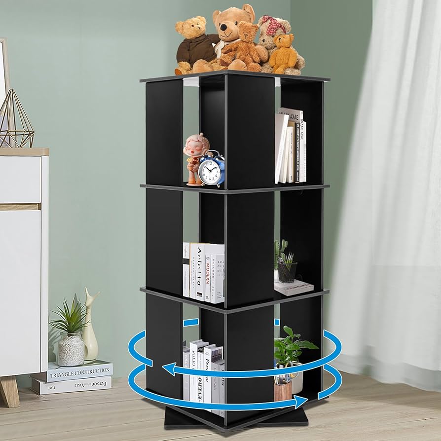 Obrotowy regał w małym biurze z książkami na czterech bokach i lampą obok