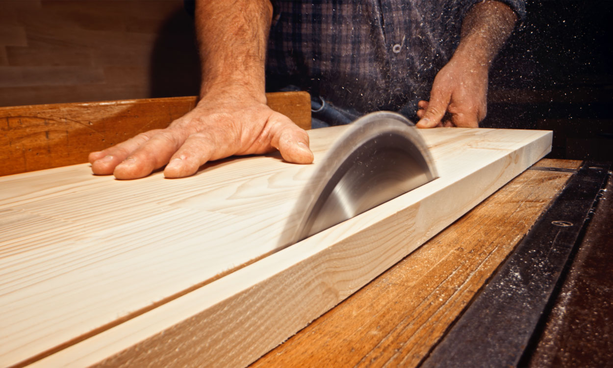 Konserwacja ostrza piły stołowej Konserwacja ostrza piły stołowej smarowanego olejem z narzędziami czyszczącymi