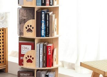 Obrotowy regał na książki z wieloma półkami pełnymi kolorowych książek w salonie