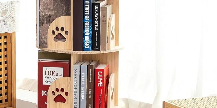 Obrotowy regał na książki z wieloma półkami pełnymi kolorowych książek w salonie