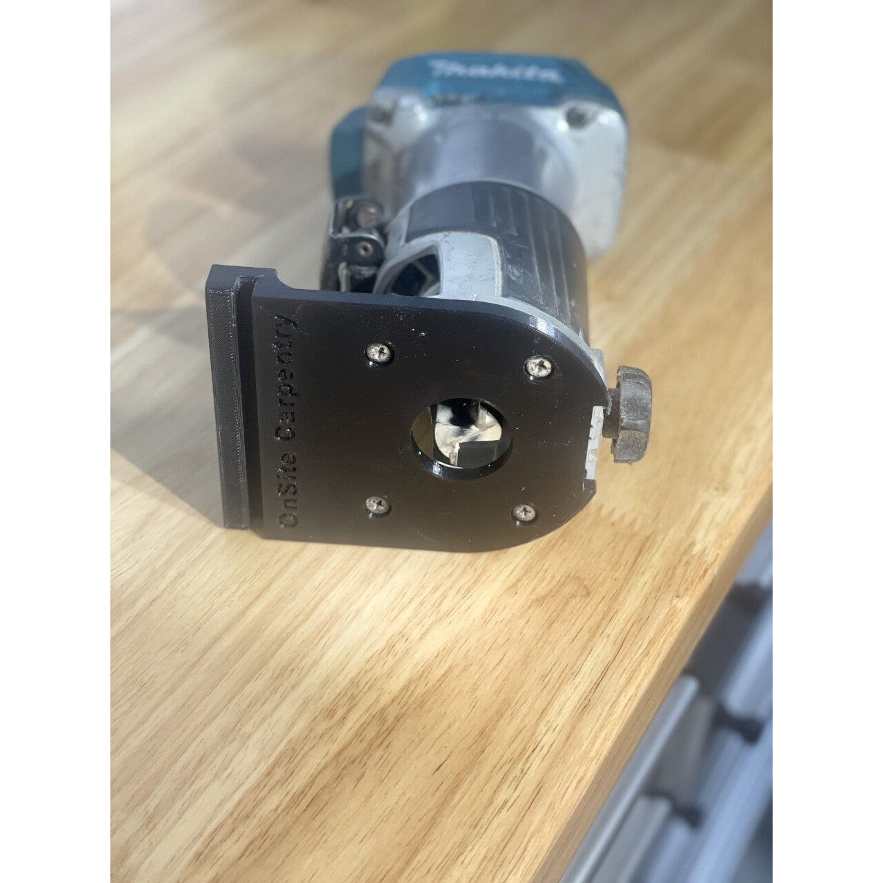 Prowadnica równoległa do frezarki Prowadnica równoległa aluminiowa zamontowana na frezarce Makita do precyzyjnego rowkowania