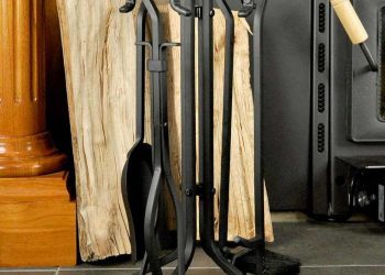 Nowoczesny kominek z paleniskiem i widocznym metalowym szyberem otwartym u góry