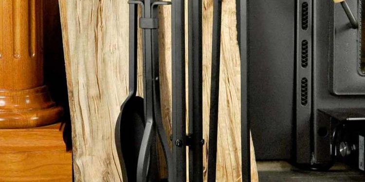 Nowoczesny kominek z paleniskiem i widocznym metalowym szyberem otwartym u góry