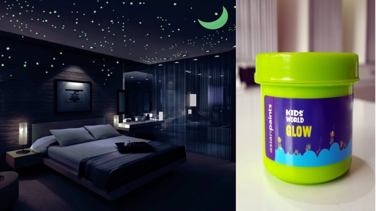 Dziecko zachwycone fluo motylami i kwiatami nocą Dziecko z latarką podziwiające świecące motyle i kwiaty na ścianie sypialni